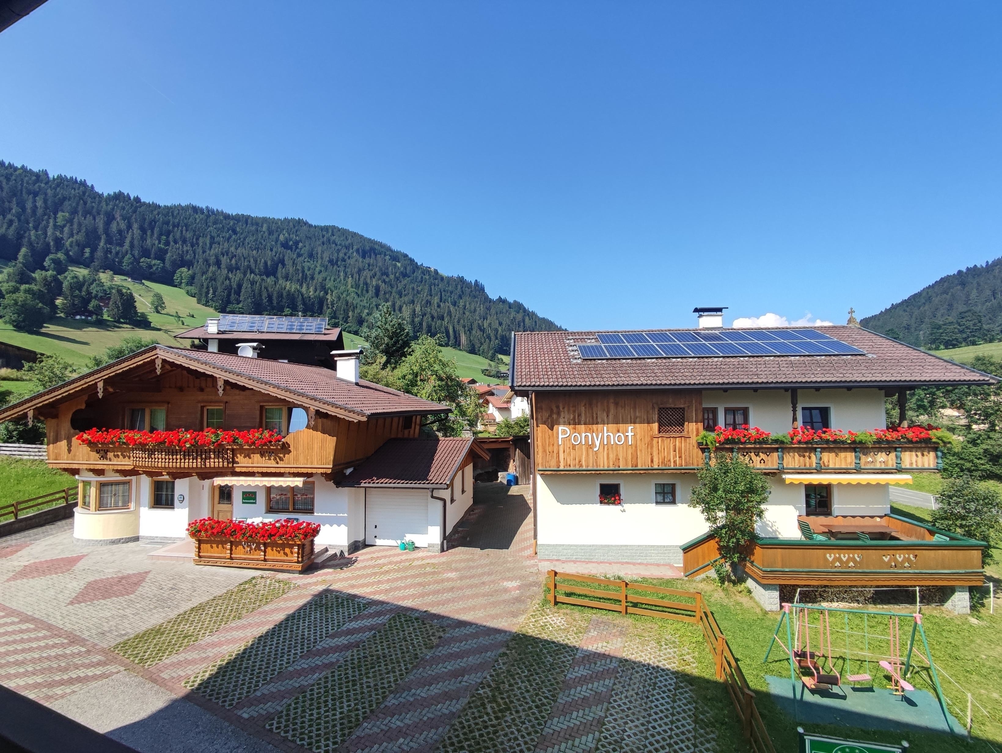 Haus Ponyhof in Wildschönau – Alpenlandschaft mit blühenden Balkonen